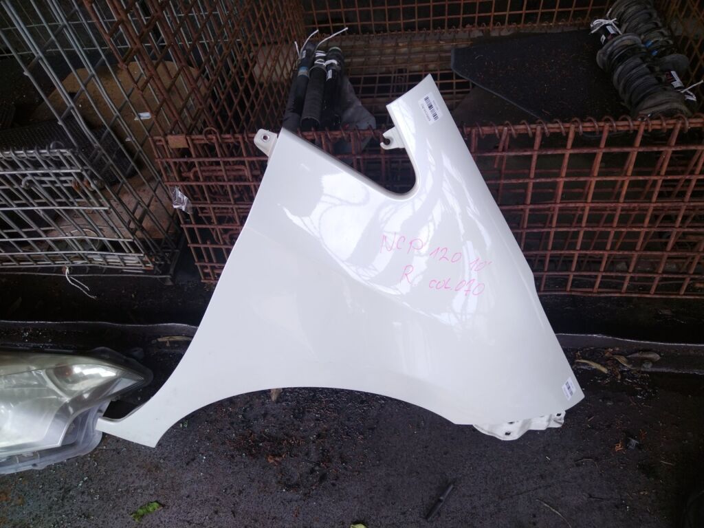 Крыло переднее на Toyota Ractis NCP120, Правое расположение