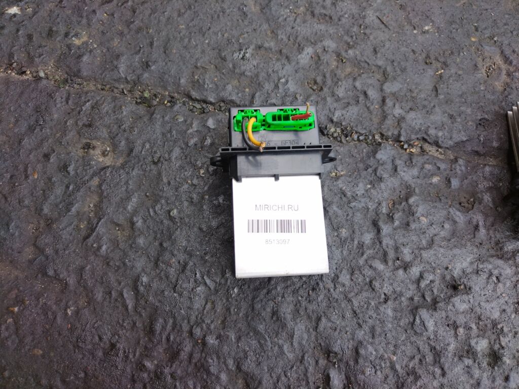 Регулятор скорости мотора отопителя на Nissan Note E11 HR15DE