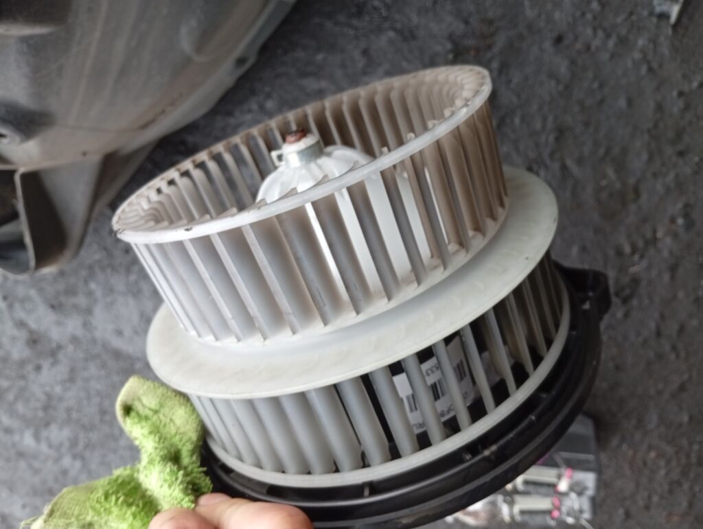 Мотор печки на Toyota Noah AZR65G Фото 2