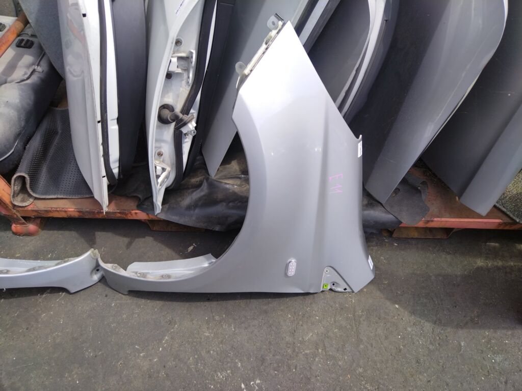 Крыло переднее на Nissan Note E11, Левое расположение