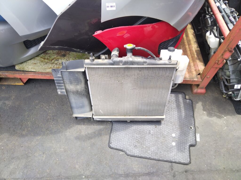 Радиатор ДВС на Nissan March YK12 HR15DE