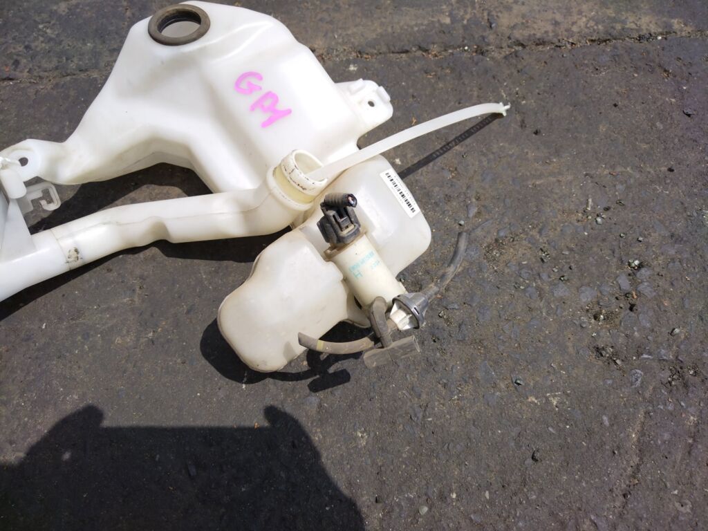 Бачок омывателя на Honda Fit Hybrid GP1