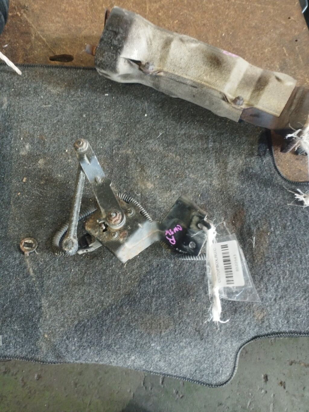 Датчик регулировки наклона фар на Mitsubishi Outlander CW5W, Заднее расположение