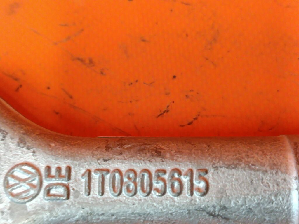 Крюк буксировочный на Volkswagen Touran 1T 1T0805615  1T0805615A