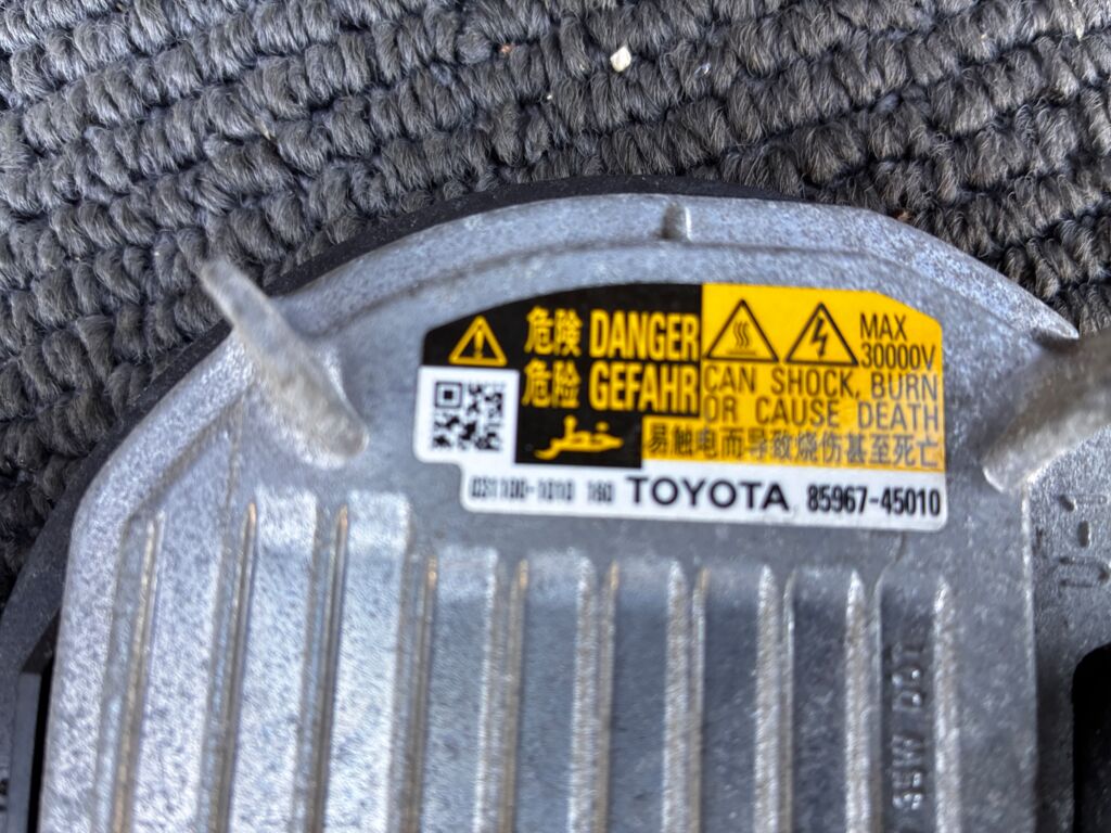 Блок розжига ксенона на Toyota Camry AVV50 85967-45010