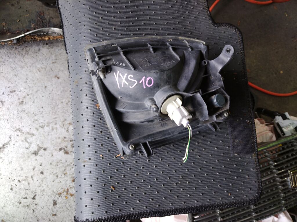 Поворотник к фаре на Toyota Crown Comfort YXS10 43-6, Правое расположение