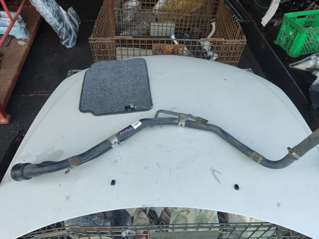 Заливная горловина топливного бака на Toyota Voxy AZR60G 1AZ-FSE 77201-28240  77201-28290