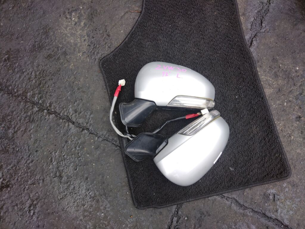 Зеркало двери боковой на Toyota Prius ZVW30