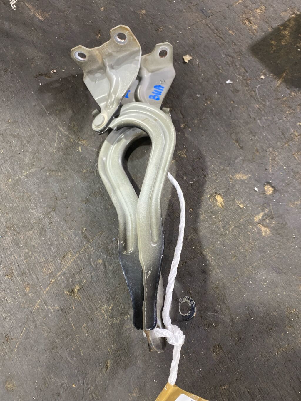 Крепление капота на Mitsubishi Ek Space B11A