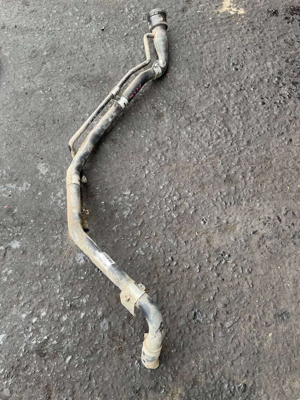 Заливная горловина топливного бака на Toyota Noah AZR60G 1AZ-FSE 77201-28240  77201-28290