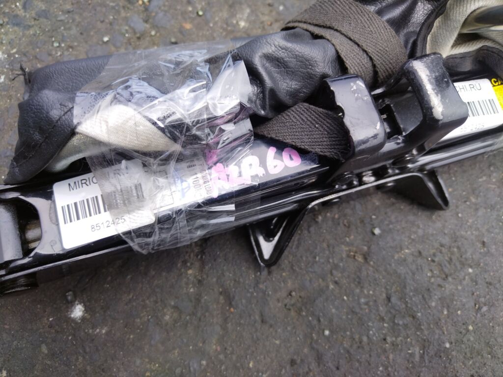 Домкрат на Toyota Noah AZR60G