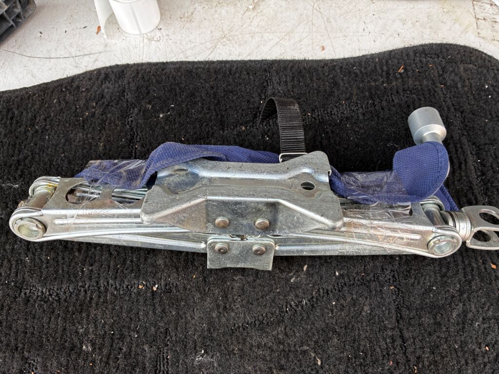 Домкрат на Honda Freed Spike GB3