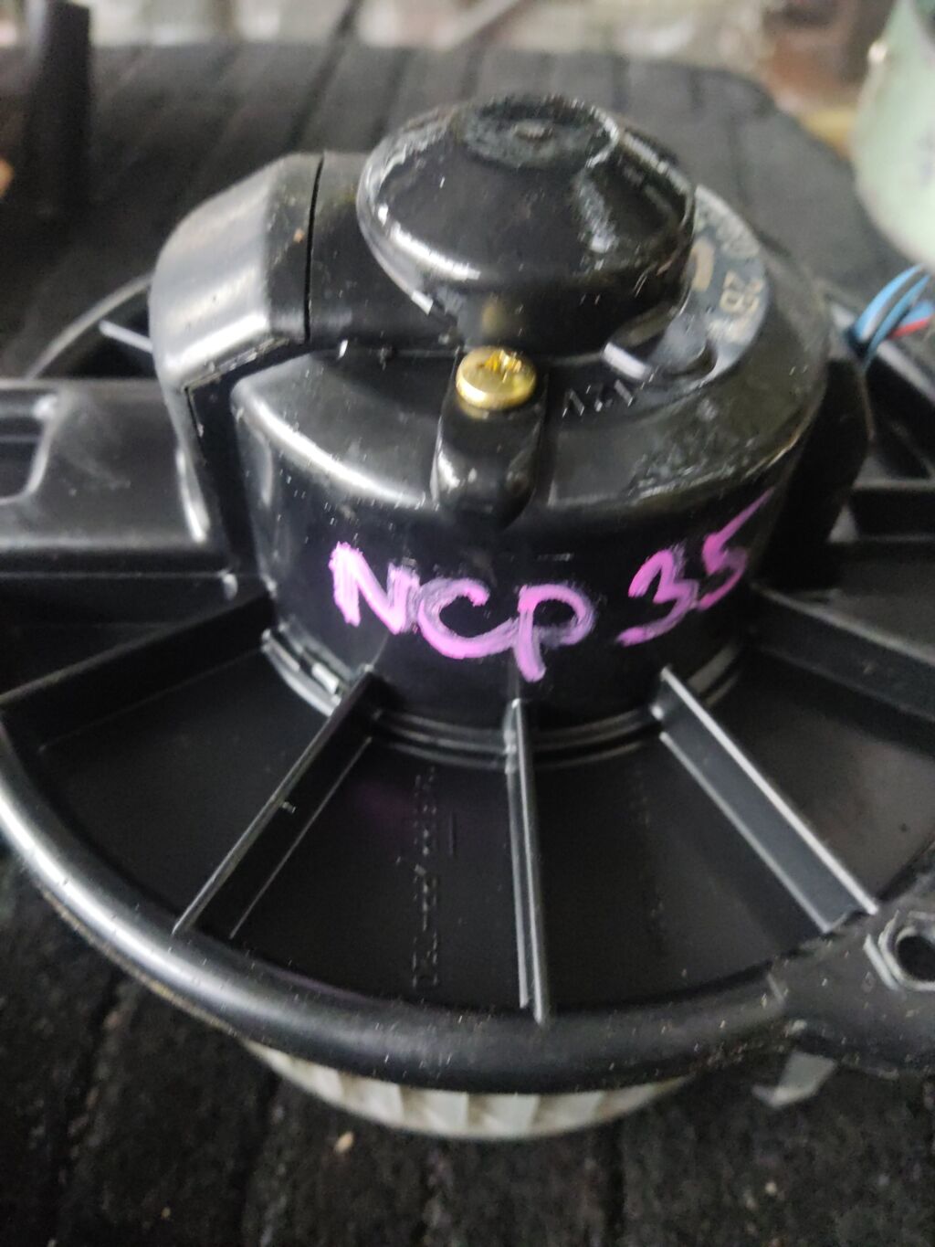 Мотор печки на Toyota Bb NCP35