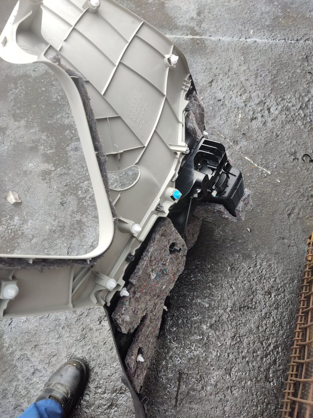 Обшивка багажника на Toyota Ractis NCP120 64740-52620  64472-52380, Заднее Левое расположение