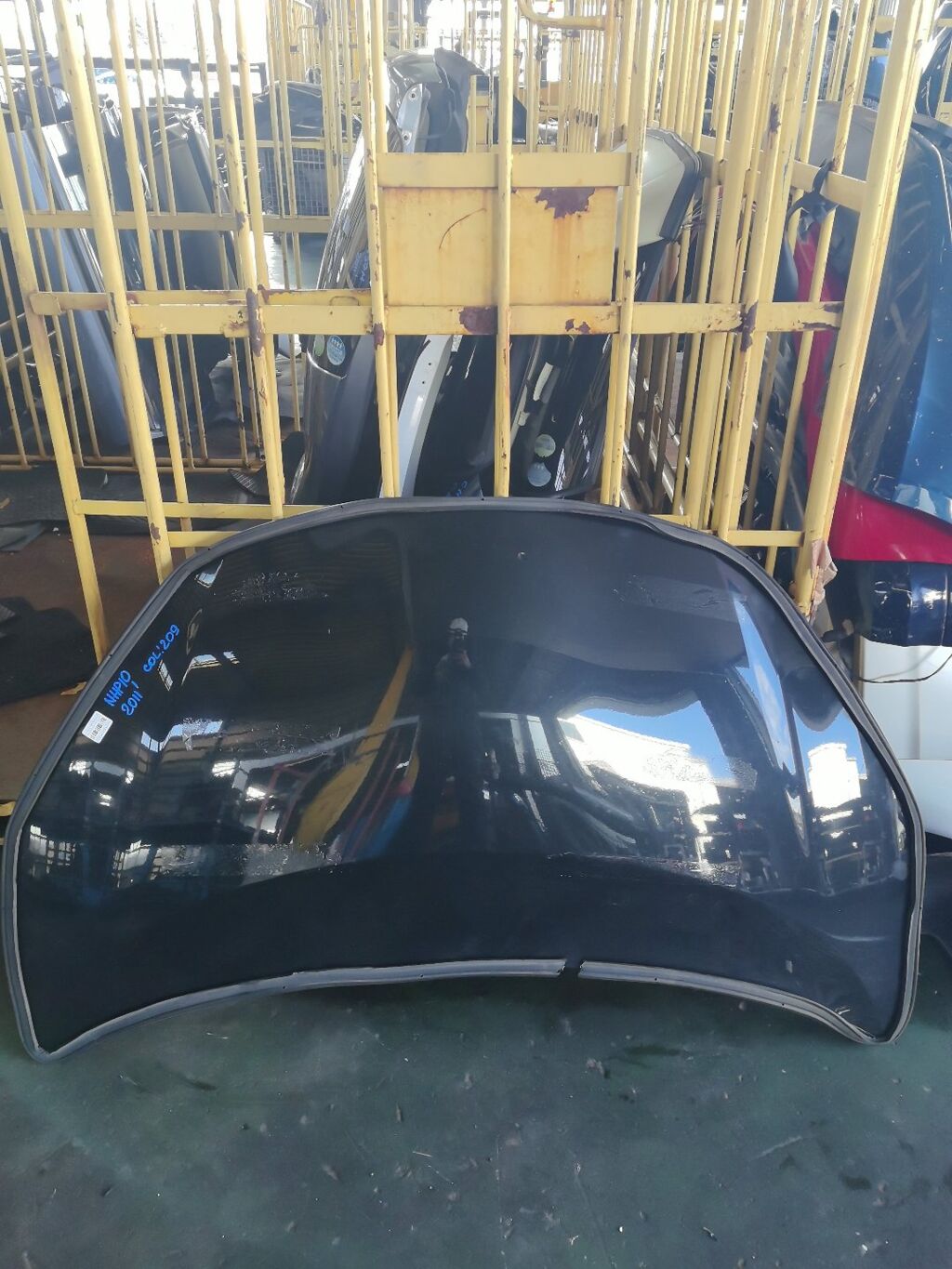 Капот на Toyota Aqua NHP10
