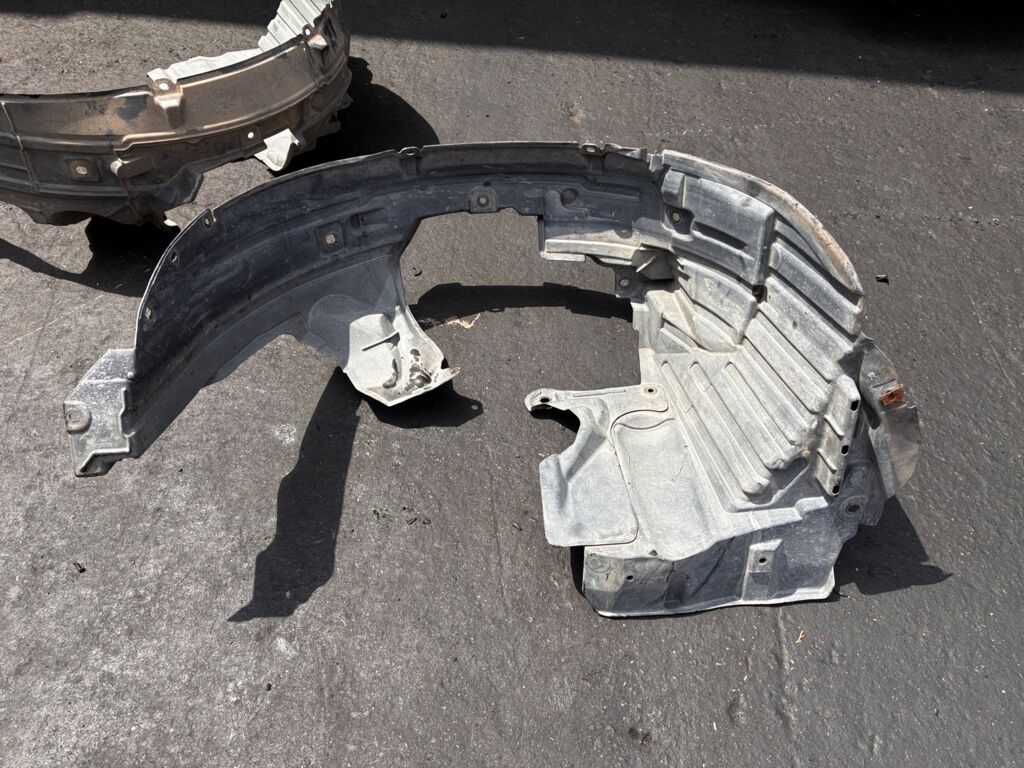 Подкрылок на Nissan March AK12 CR12DE 63842-CT00A, Переднее Правое расположение