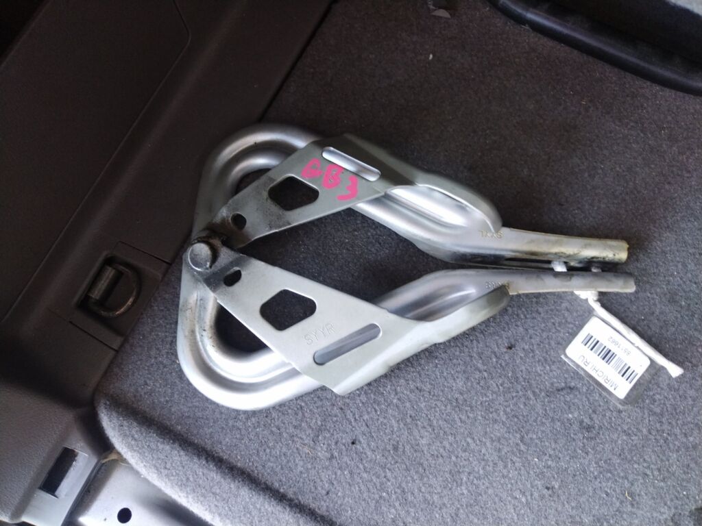 Крепление капота на Honda Freed GB3