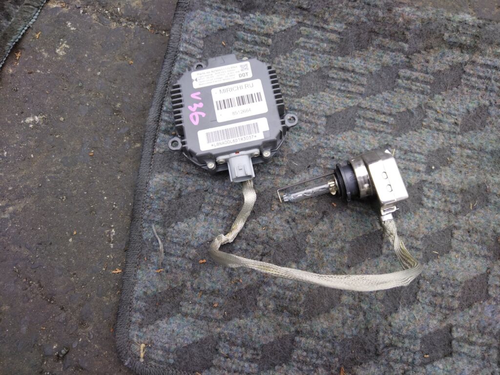 Блок розжига ксенона на Nissan Skyline V36