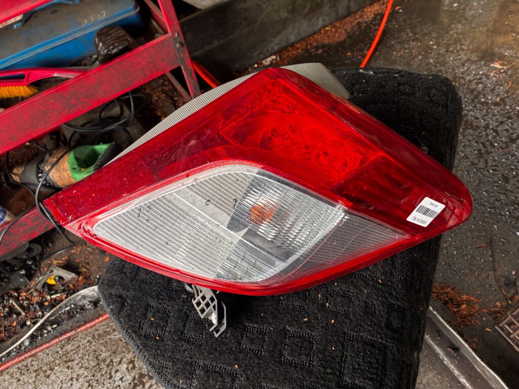 Стоп на Toyota Vitz NSP130 52-228, Правое расположение