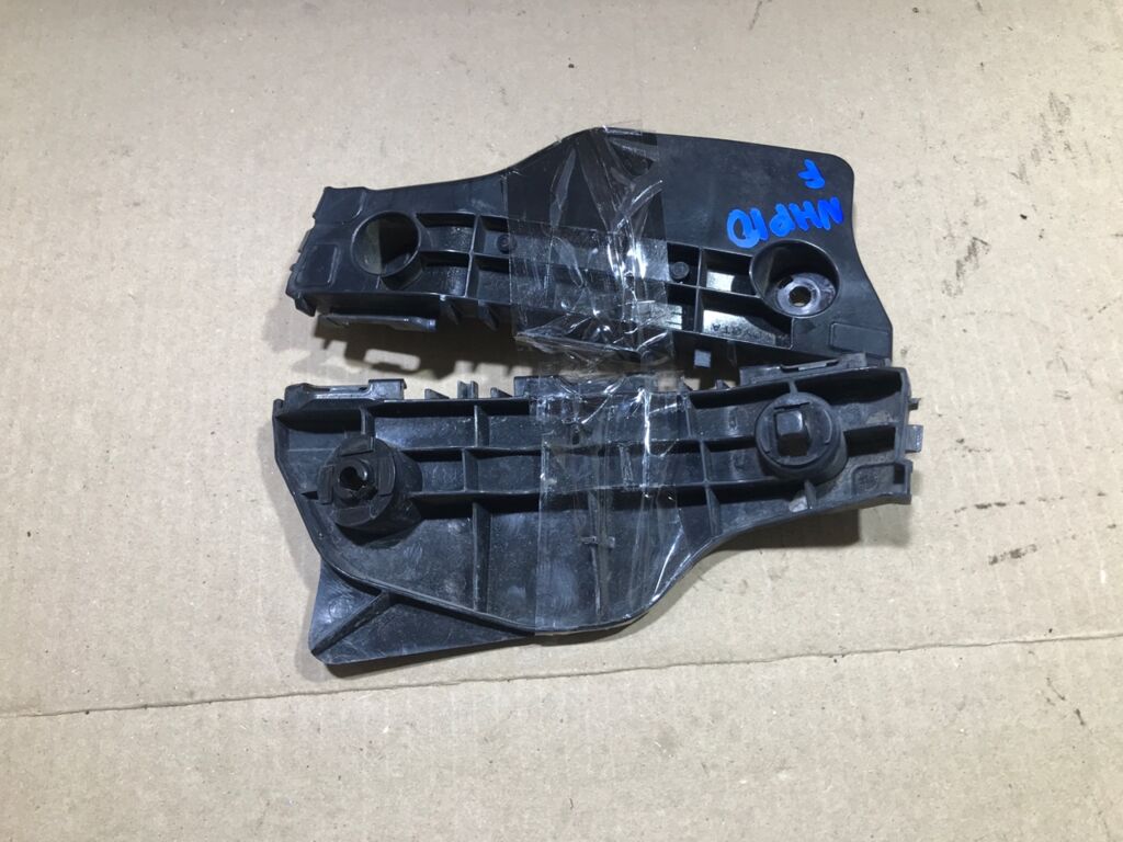 Крепление бампера на Toyota Aqua NHP10 52535-52150, Переднее расположение
