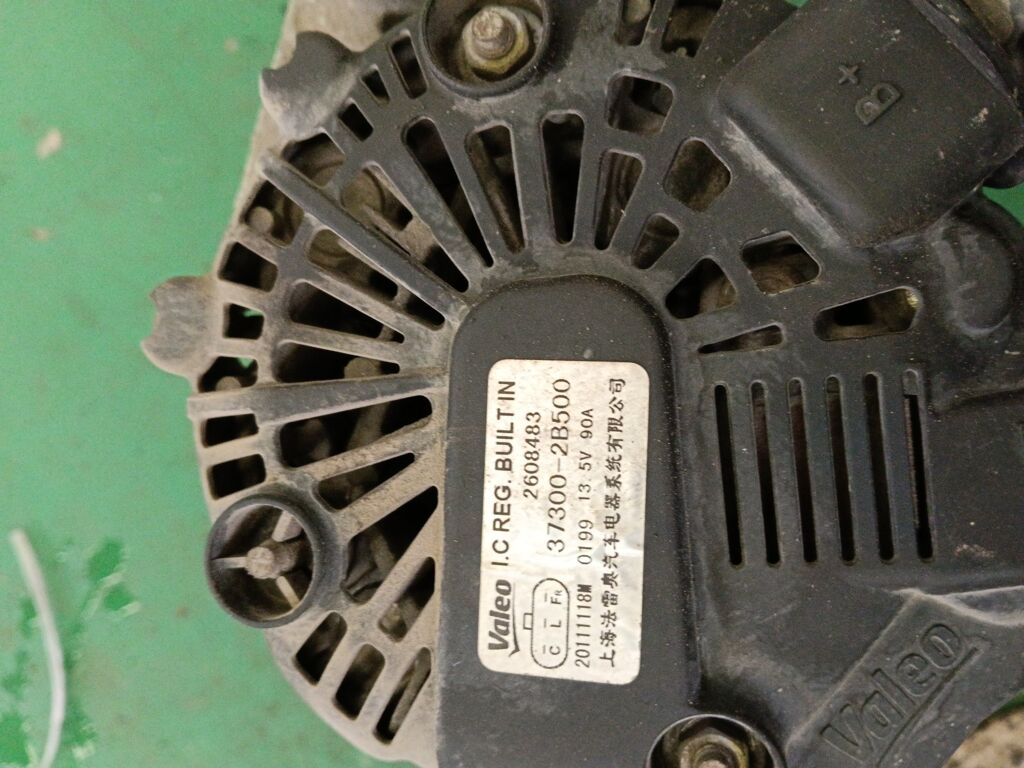 Генератор 37300-2B500 на Kia Rio QB G4FA Фото 2