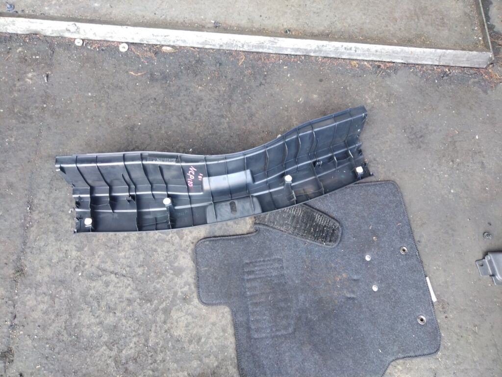 Обшивка багажника на Toyota Ractis NCP120 64716-52160, Заднее расположение