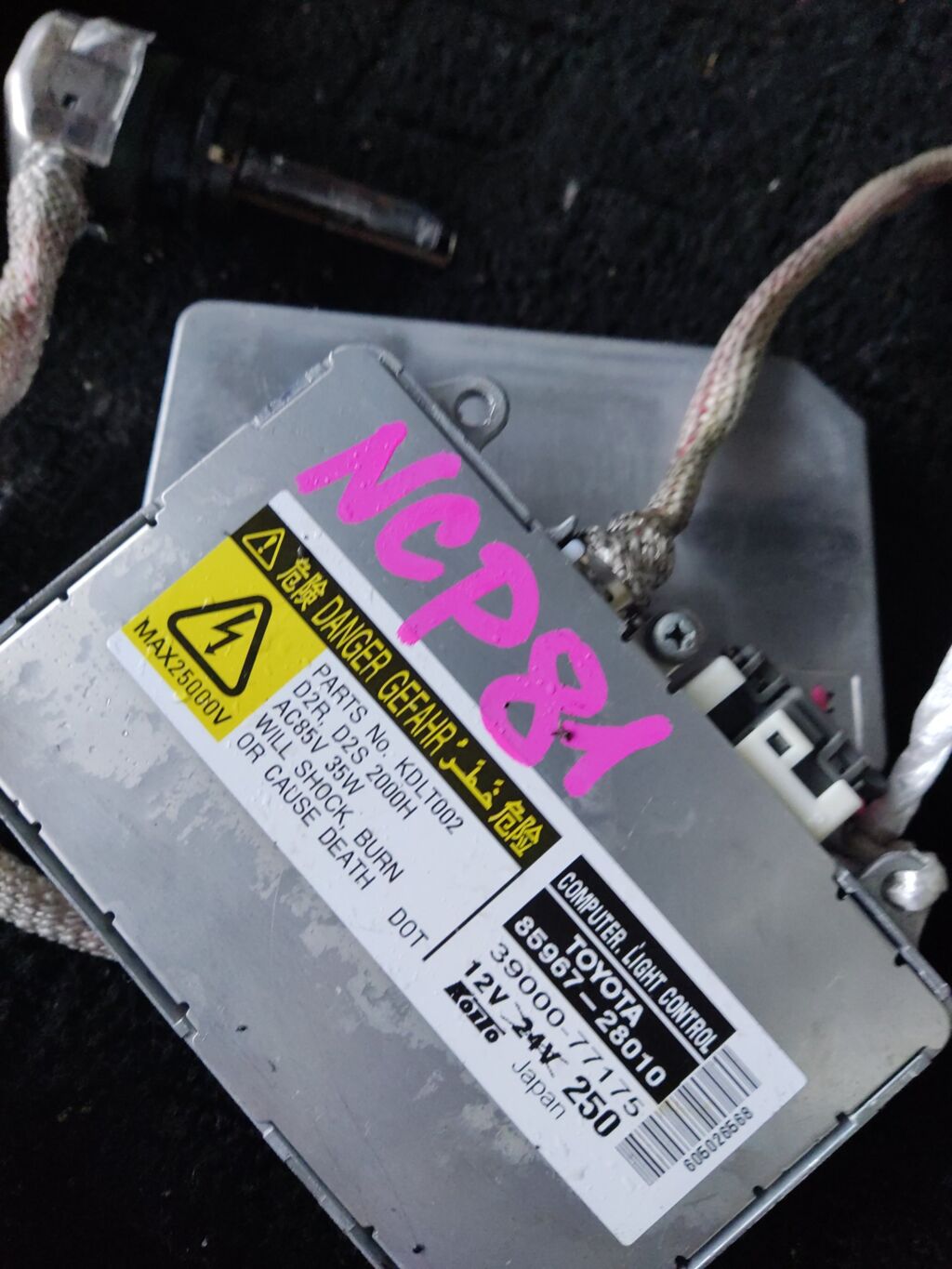 Блок розжига ксенона на Toyota Sienta NCP81G 85967-28010