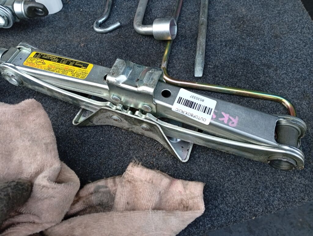 Домкрат на Honda Stepwgn RK5