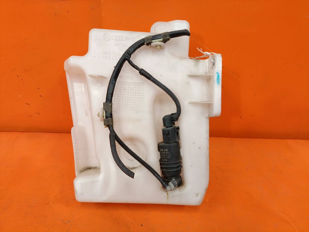 Бачок омывателя на Volkswagen Golf 1K