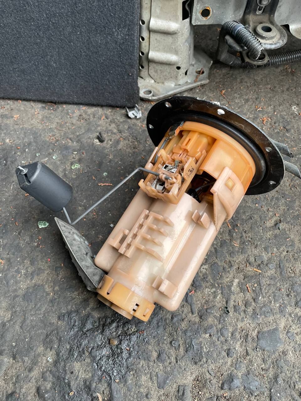 Бензонасос на Toyota Noah AZR60G 1AZ-FSE