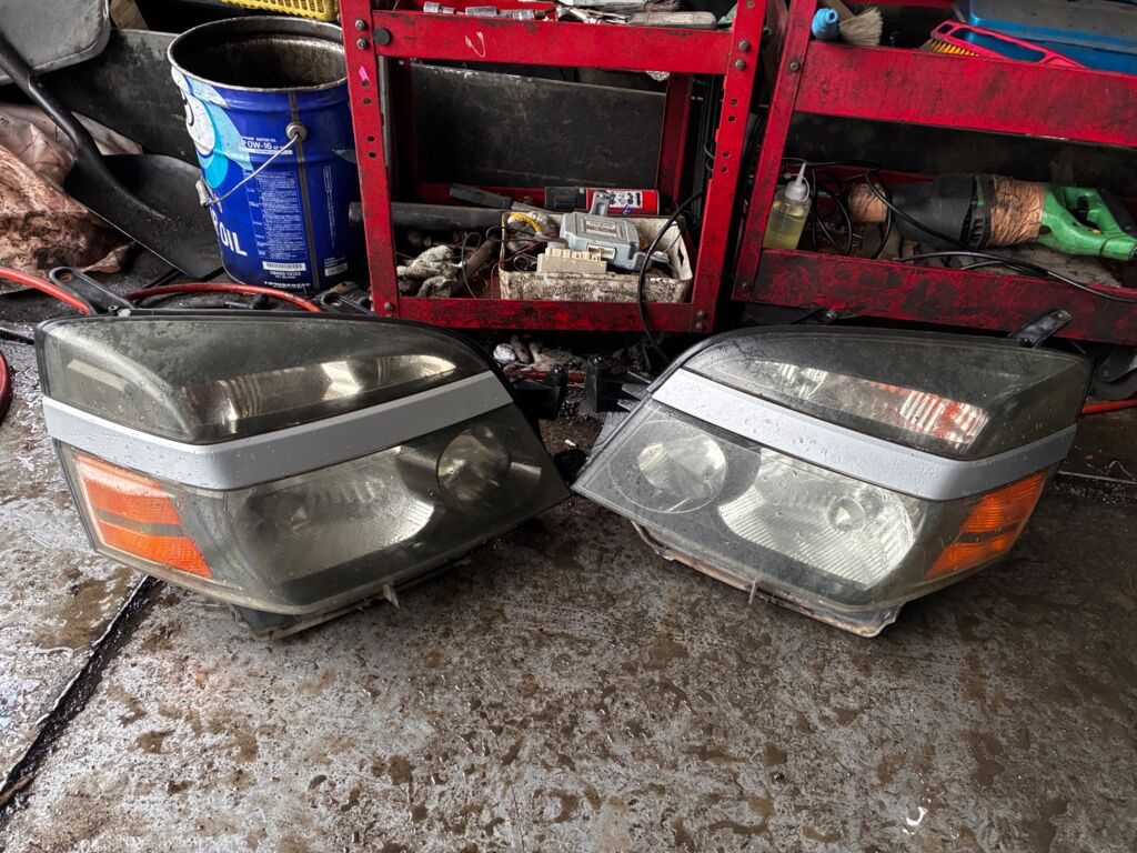 Фара на Toyota Voxy AZR60G 28-183