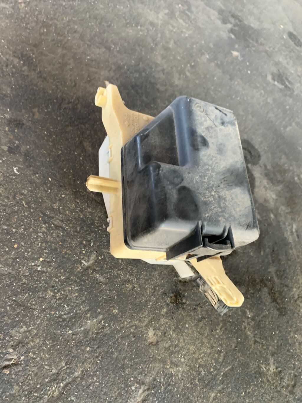 Блок предохранителей на Toyota Vitz SCP10 1SZ-FE 82741-52010