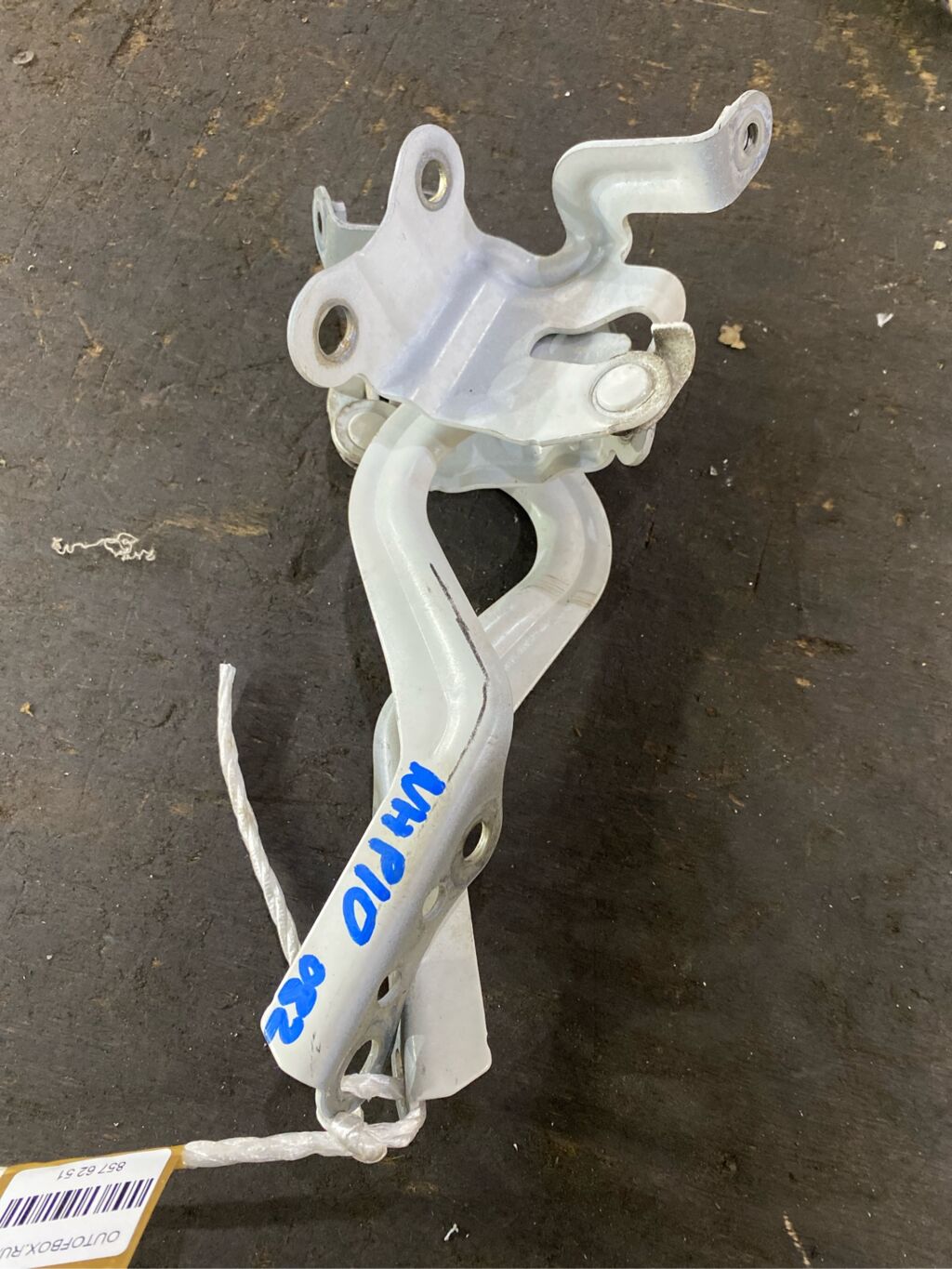 Крепление капота на Toyota Aqua NHP10