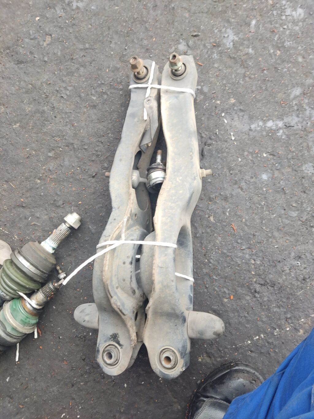 Рычаг на Mazda Axela BLEFP LF-VDS 1064128  1150353  30666105  31277584  98AG-5K652-AK  BBP3-28-300A  BBP3-28-300B  BBP3-28-300C  BP4K-28-300C  BP4K-28-300D  BP4K-28-300E  UQ-075-7025, Заднее Нижнее расположение