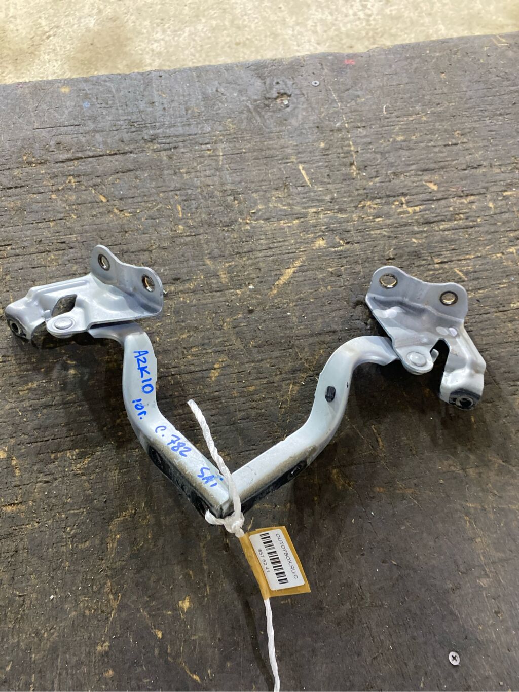 Крепление капота на Toyota Sai AZK10