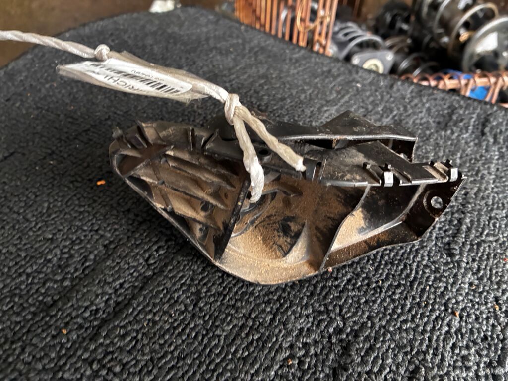 Крепление бампера на Toyota Passo KGC10 52115-B1010  52116-B1010, Переднее расположение