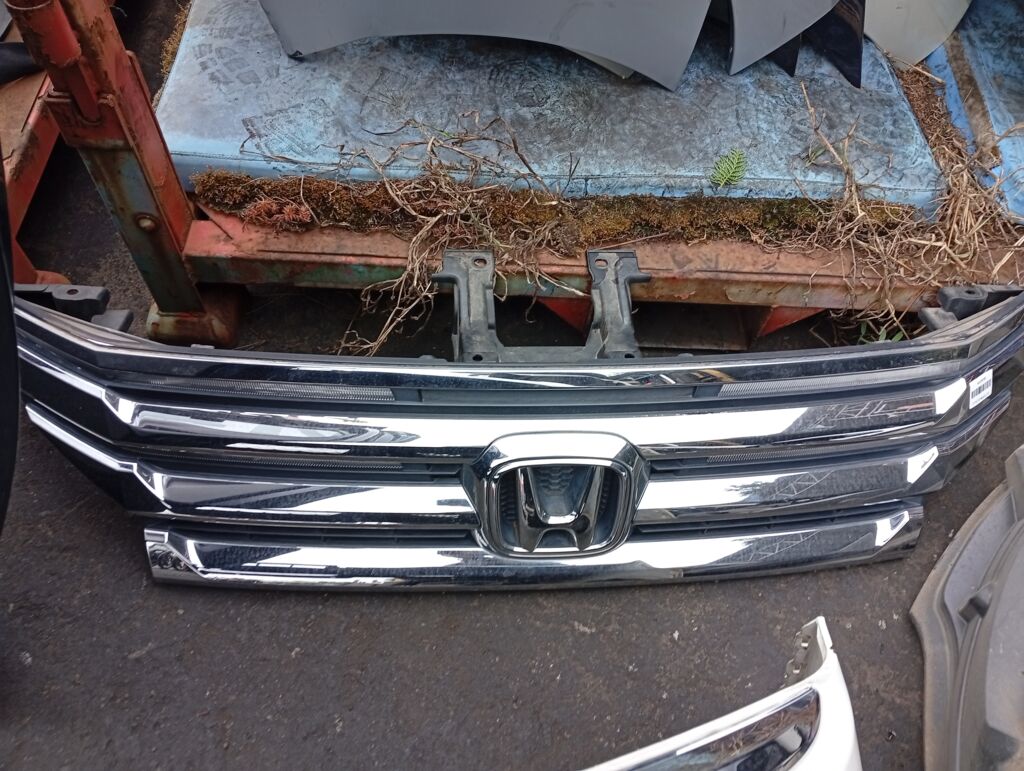 Решетка радиатора 71123-SZW-N01-M1 на Honda Stepwgn RK5 Фото 2