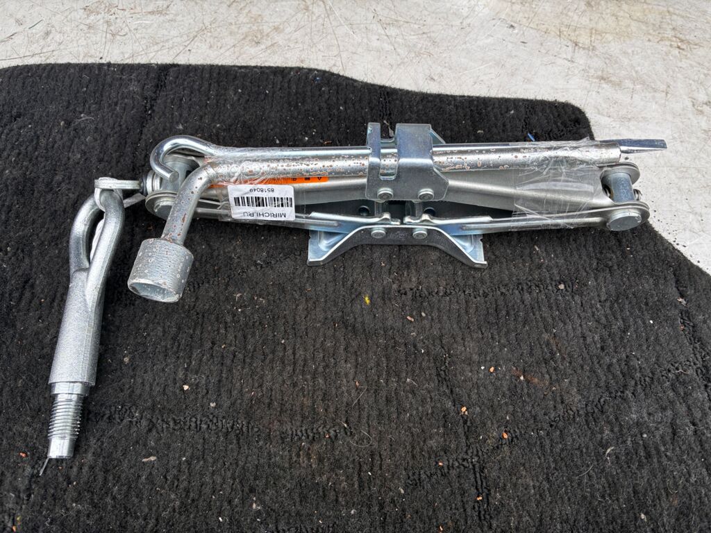 Домкрат на Nissan March K13