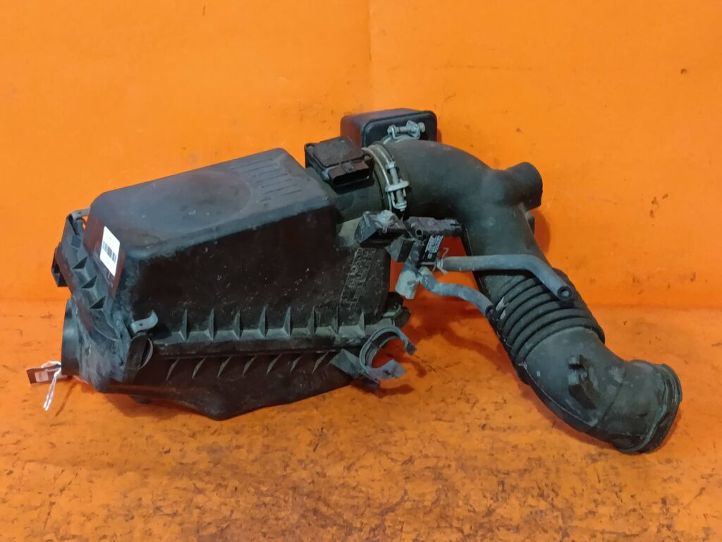 Корпус воздушного фильтра на Toyota Isis ANM10W 1AZ-FSE 17700-22120