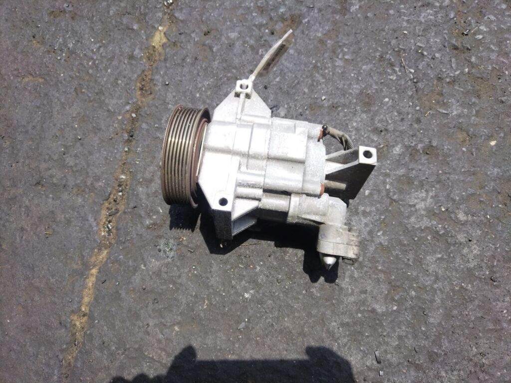 Компрессор кондиционера на Nissan Note E11 HR15DE 92600-ED07B