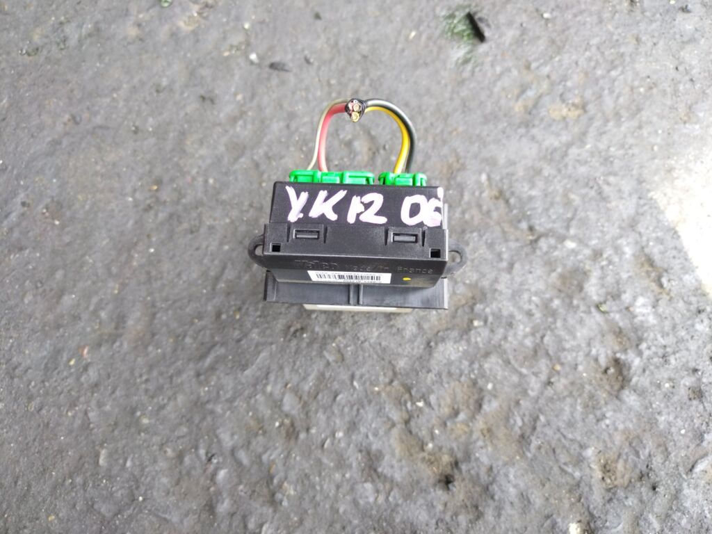 Регулятор скорости мотора отопителя на Nissan March YK12 HR15DE