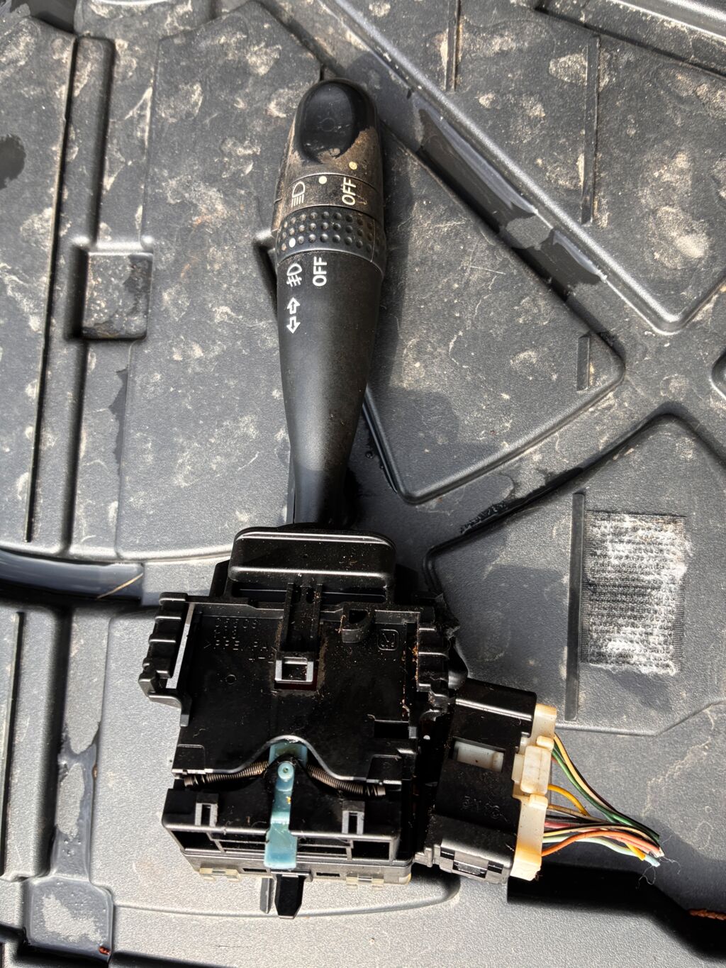 Переключатель поворотов на Toyota Isis ANM10G