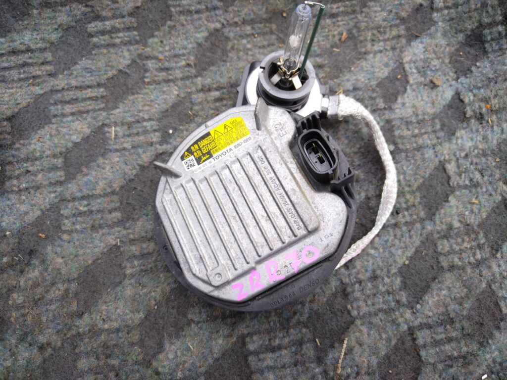 Блок розжига ксенона на Toyota Voxy ZRR70G 85967-45010