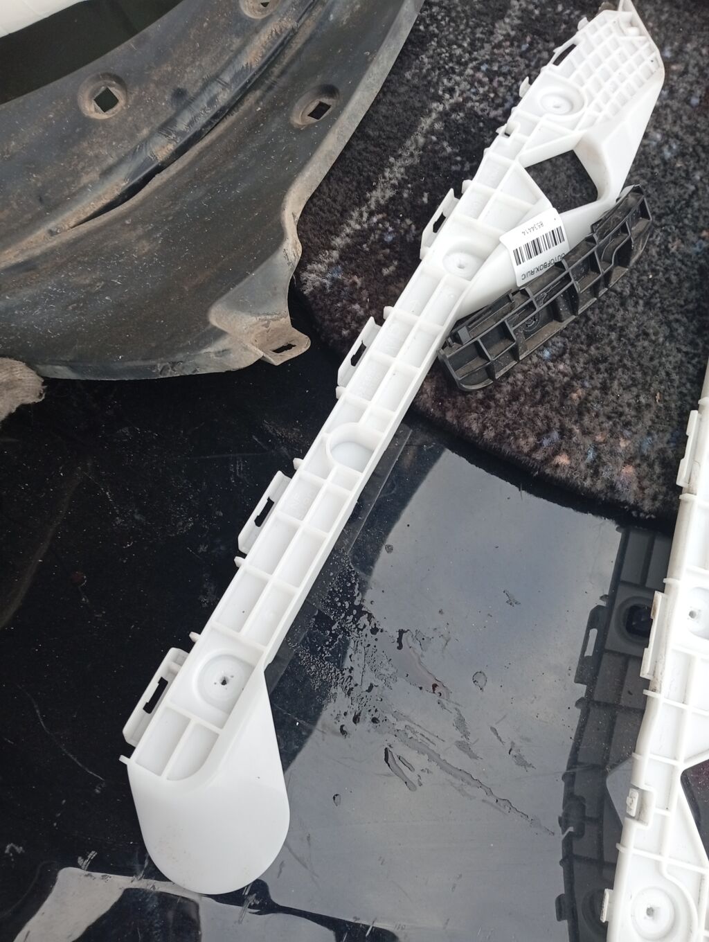 Крепление бампера на Toyota Wish ZGE25G 52155-68030  52575-68020, Заднее Правое расположение