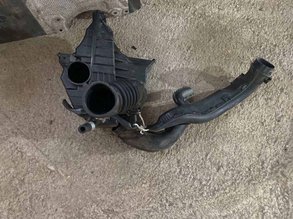 Корпус воздушного фильтра на Nissan Note E11 HR15DE 16528ED000