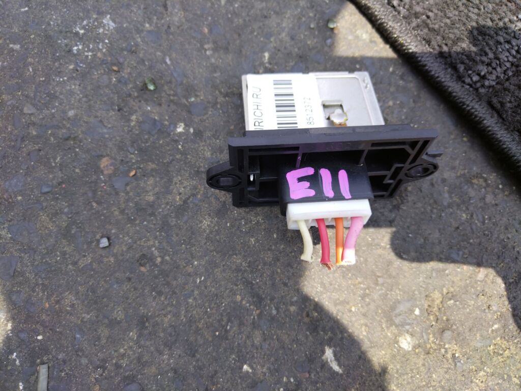 Регулятор скорости мотора отопителя на Nissan Note E11 HR15DE