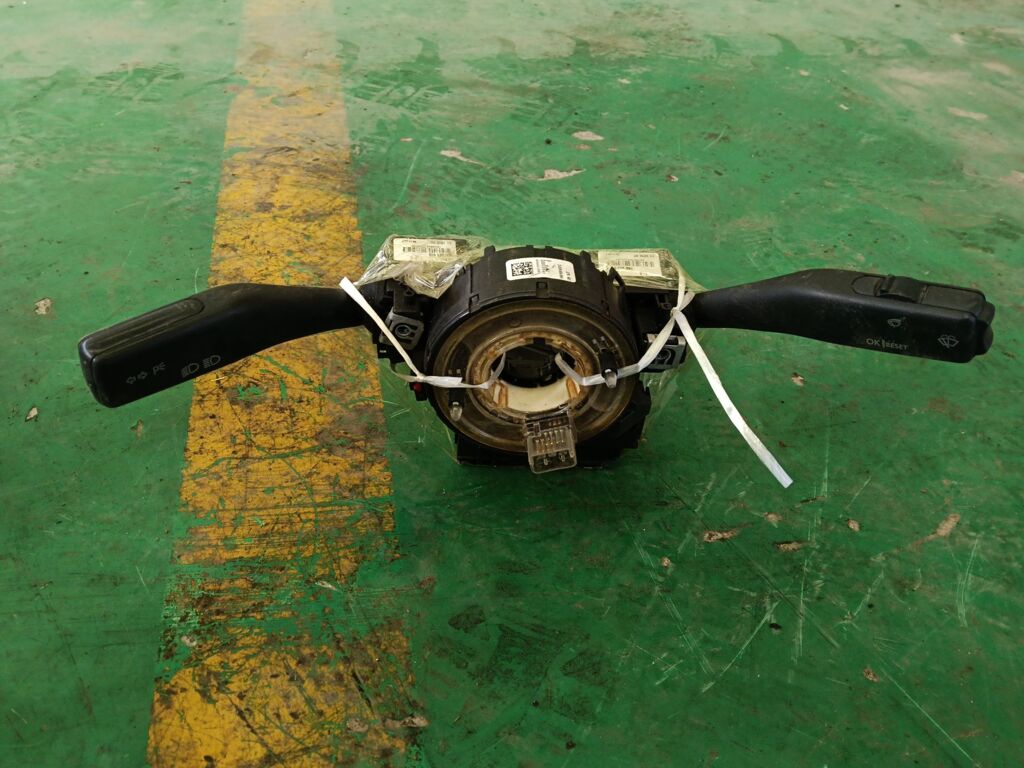 Переключатель поворотов на Skoda Octavia A5 1Z 1K0953549AF  1K0959654  1K0959653C  1K0953513  1K0953519C