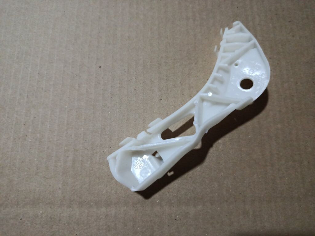 Крепление бампера GJ6A50E11C на Mazda Atenza GG3P Фото 4