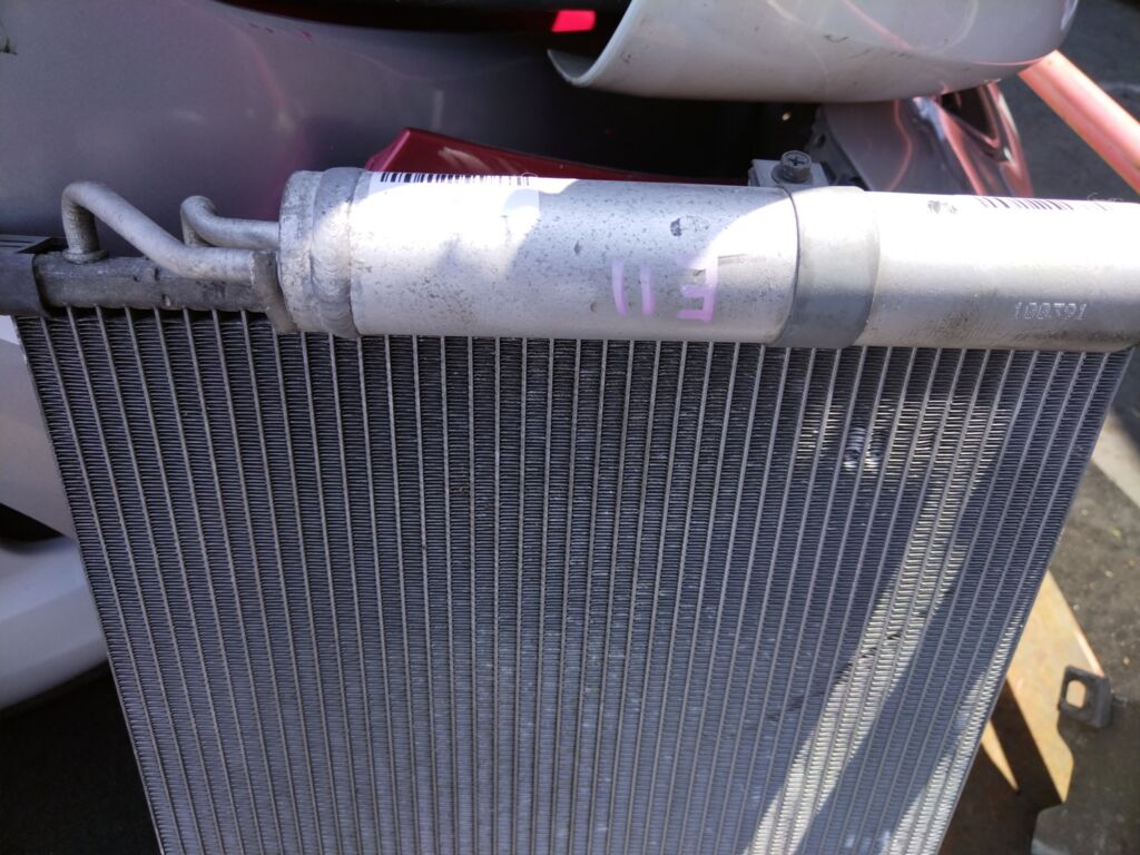 Радиатор кондиционера на Nissan Note E11 HR15DE 92110 1U600  92110 ED000  FX-267-3170  TD-267-3170