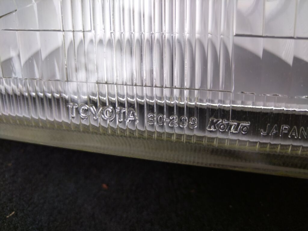 Фара на Toyota Crown GS151 30-208, Правое расположение